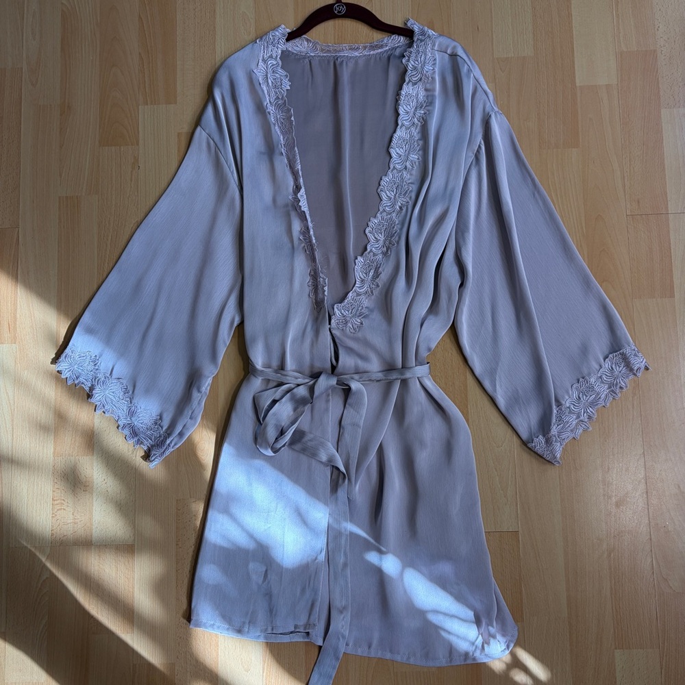 Valerie Stevens Vintage Floral Lace Trimmed Satin Midi‎ Robe Lavender Lilac